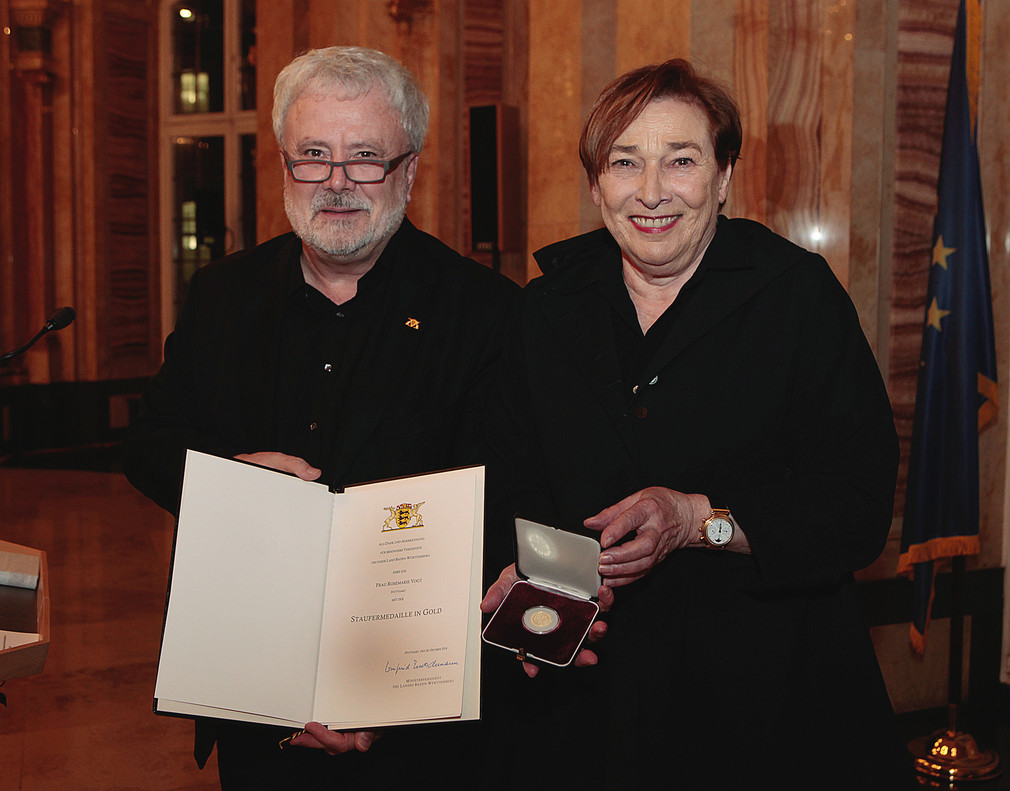 Staatssekretär Klaus-Peter Murawski (l.) und Rosemarie Vogt (r.)