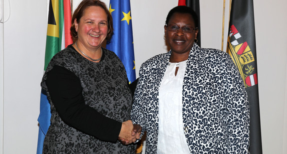 Staatssekretärin Theresa Schopper (l.) und Primrose Delisile Khumalo (r.), Stellvertretende Generaldirektorin.