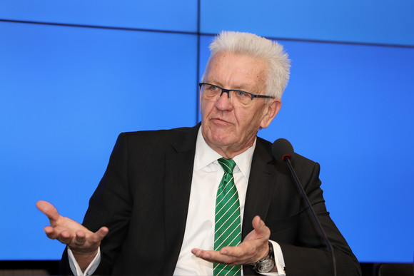 Ministerpräsident Winfried Kretschmann bei der Regierungspressekonferenz (Bild: Staatsministerium Baden-Württemberg)