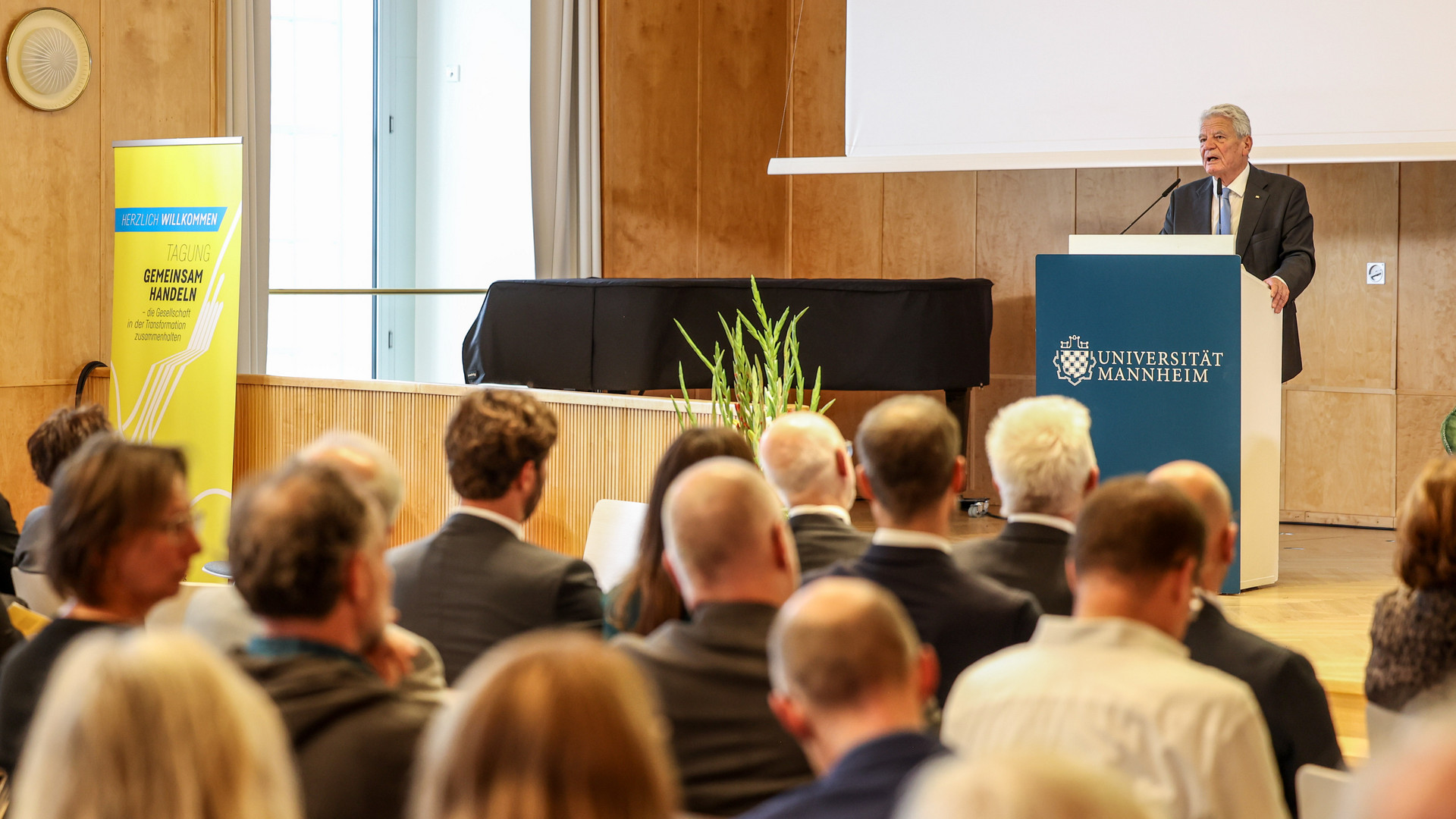 Ansprache des ehemaligen Bundespräsidenten Joachim Gauck (rechts) vor den Tagungsteilnehmenden.