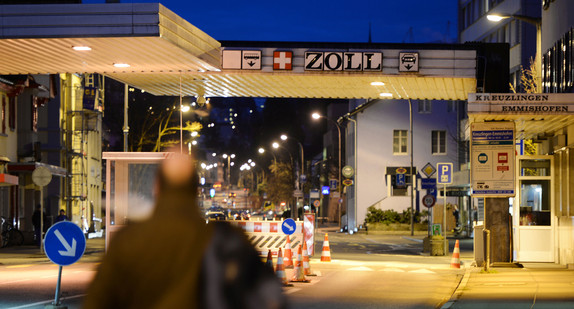 Grenzübergang zwischen der Schweiz und Deutschland (Bild: © dpa) .