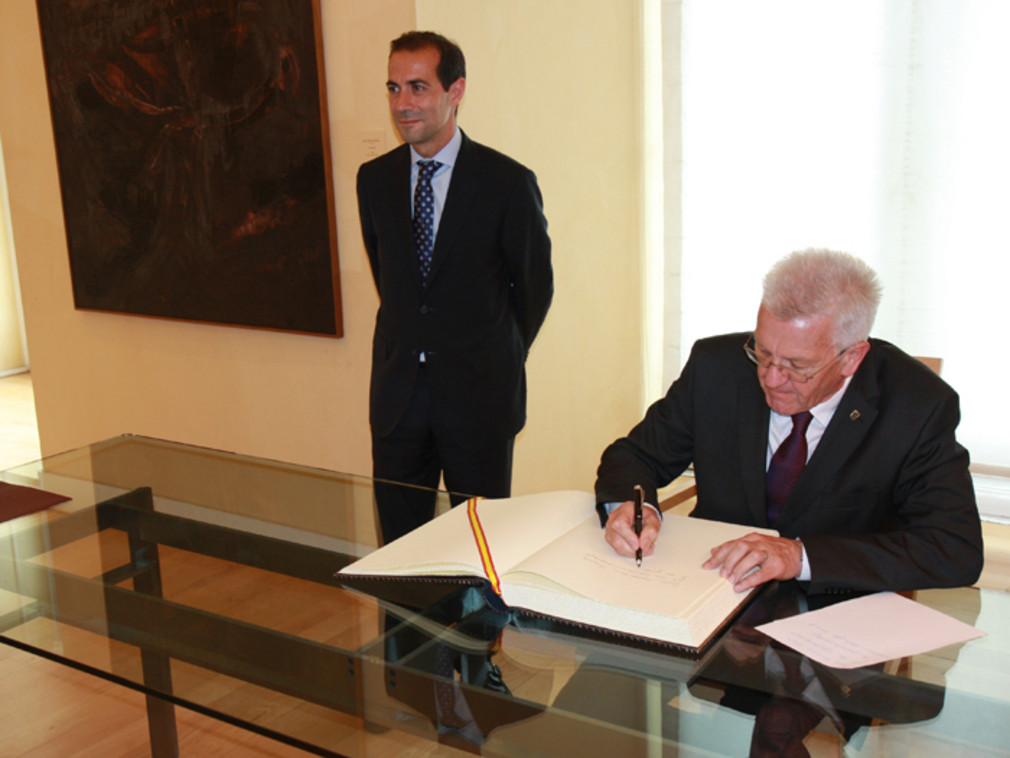 Ministerpräsident Winfried Kretschmann wird vom Präsidenten der autonomen Gemeinschaft Madrid, Ignacio Gonzáles empfangen und trägt sich ins Gästebuch der Region Madrid ein.