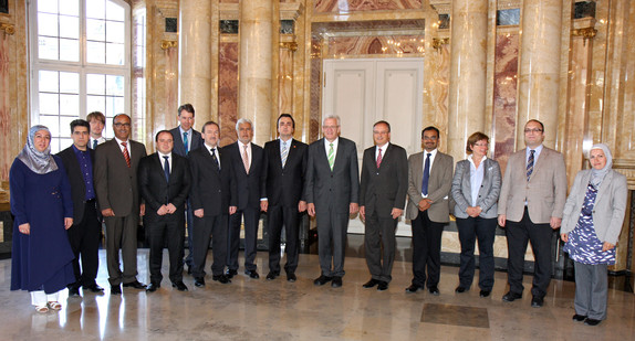 Ministerpräsident Winfried Kretschmann und Kultusminister Andreas Stoch mit einer Delegation islamischer Verbände am 27. Juni 2014 im Neuen Schloss in Stuttgart