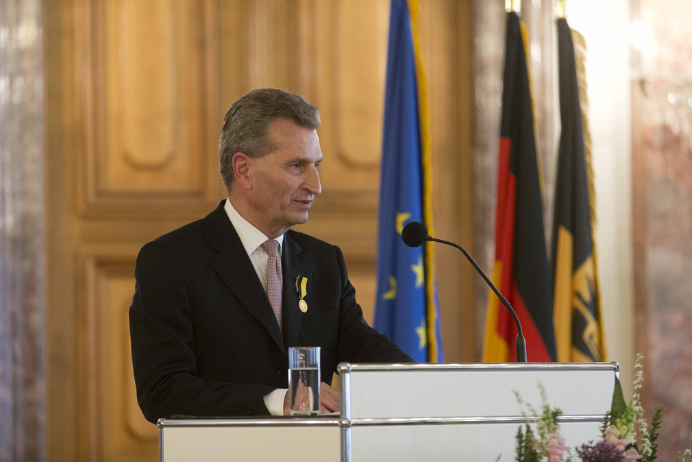 Kommissar Günther H. Oettinger, Ministerpräsident a. D., bei seinem Grußwort