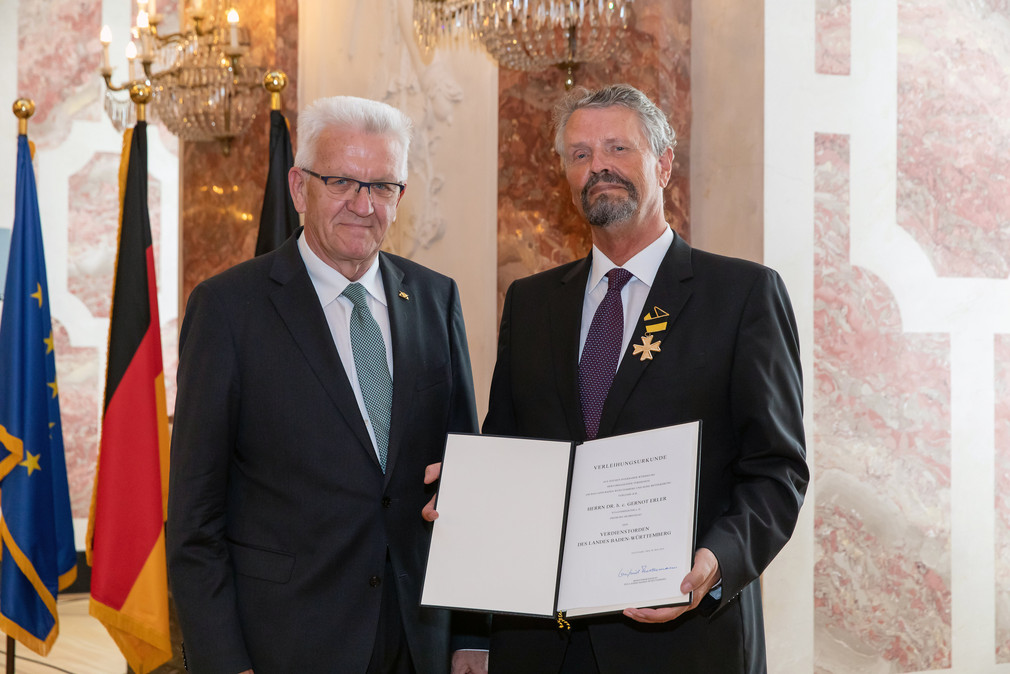 Ministerpräsident Winfried Kretschmann (l.) und Staatsminister a. D. Dr. h.c. Gernot Erler (r.) (Bild: Staatsministerium Baden-Württemberg)