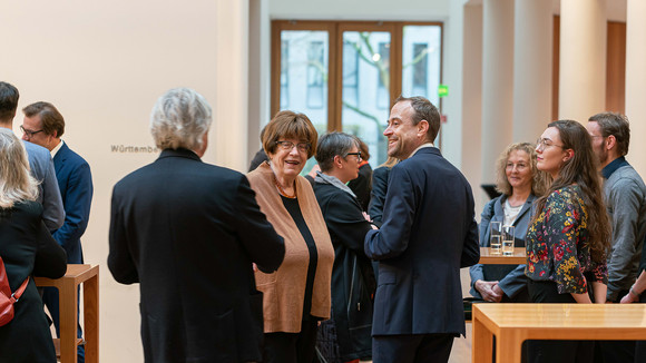 Die ehemalige Staatsrätin Gisela Erler im gespräch mit Gästen