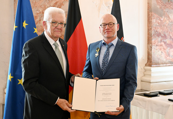 Auszeichnung Verdienstorden des Landes an 24 verdiente Persönlichkeiten Ministerpräsident Winfried Kretschmann (links) und Prof. Dr. rer. nat. Andreas Fath (rechts)