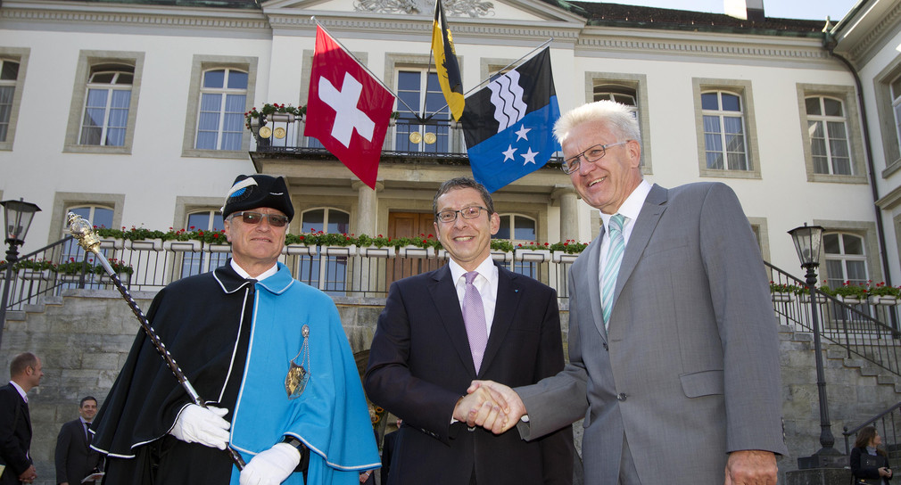 Ministerpräsident Winfried Kretschmann (r.) begrüßt am Mittwoch (31.08.2011) in Aarau (Schweiz) Urs Hofmann (M.), Landammann des Kantons Aargau.