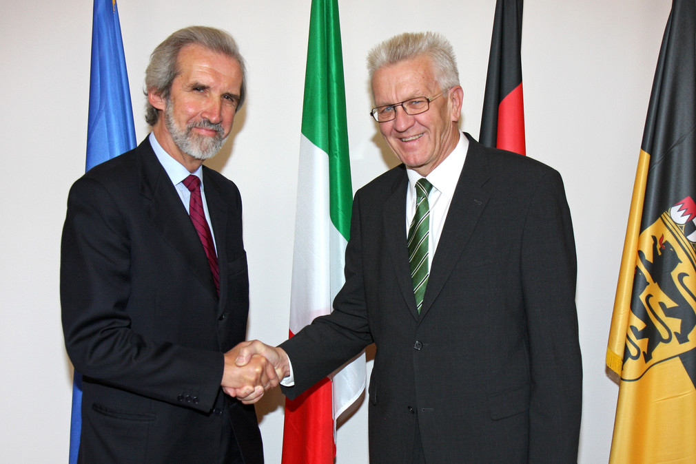 Ministerpräsident Winfried Kretschmann (r.) und der italienische Botschafter Elio Menzione (l.) am 17. Oktober 2013 im Clay Haus in Stuttgart