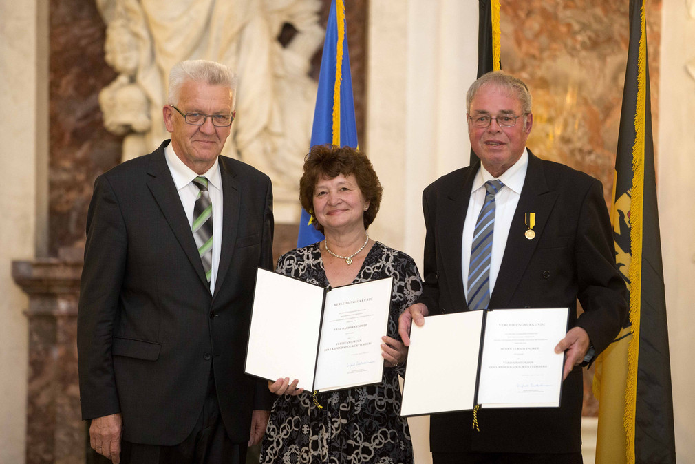 Ministerpräsident Winfried Kretschmann (l.), Barbara Endreß (M.) und Ulrich Endreß (r.)
