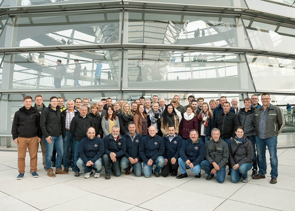 Besuch beim Deutschen Bundestag: Die Gäste aus dem Landkreis Schwäbisch Hall vor der Kuppel des Reichstagsgebäudes.