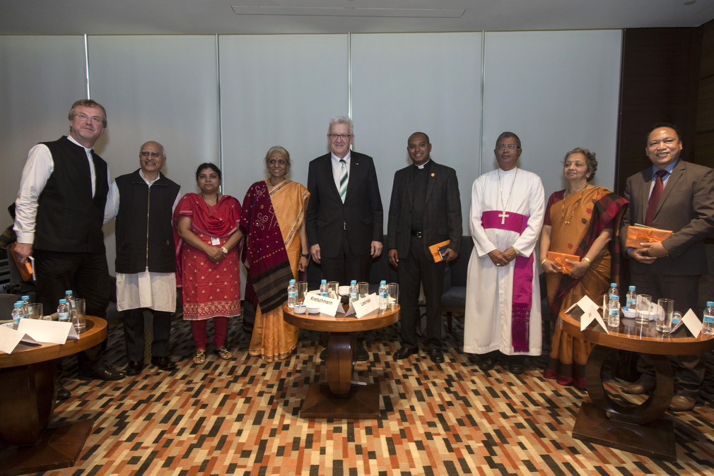 Ministerpräsident Winfried Kretschmann (M.) bei einem Religionspolitischen Dialog in Pune