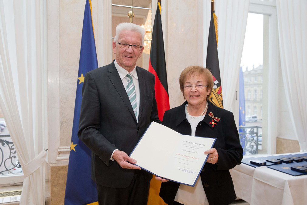 Ministerpräsident Winfried Kretschmann (l.) und Rosemarie Ahlswede (r.)