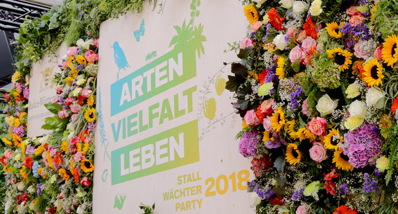 Die 55. Stallwächterparty steht in diesem Jahr unter dem Motto „Arten Vielfalt leben“. Die Bühne im Garten war hierfür festlich/floral geschmückt.
