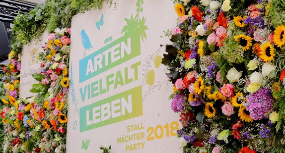 Die 55. Stallwächterparty steht in diesem Jahr unter dem Motto „Arten Vielfalt leben“. Die Bühne im Garten war hierfür festlich/floral geschmückt.