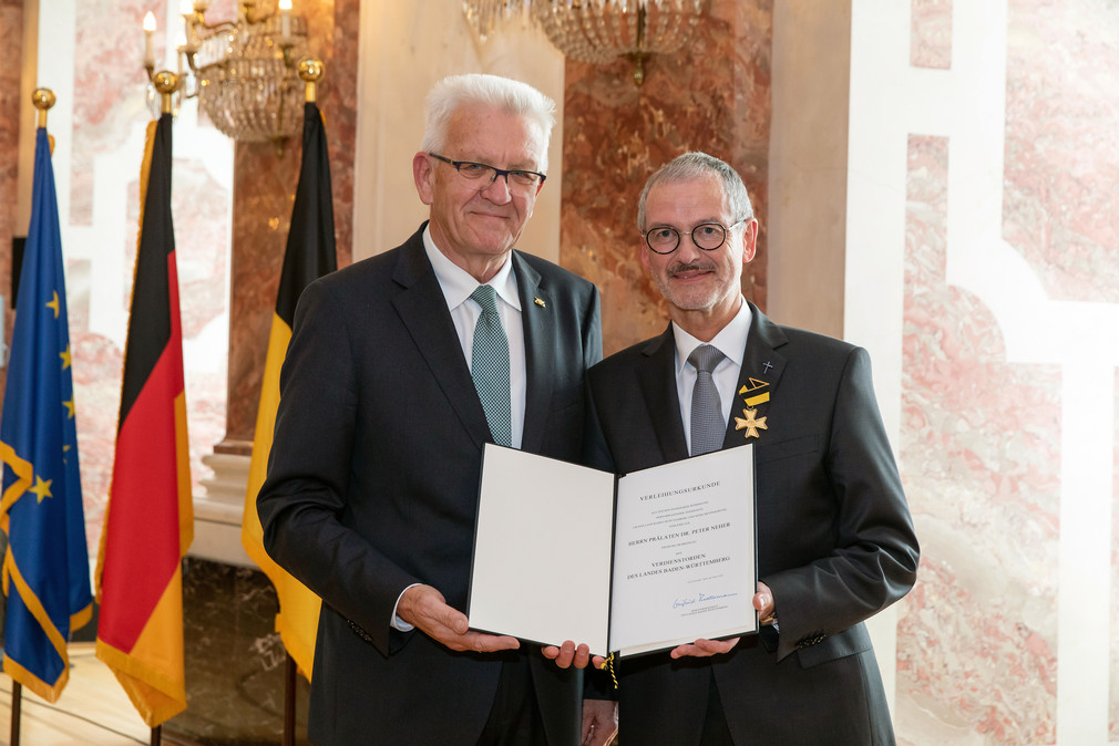 Ministerpräsident Winfried Kretschmann (l.) und Prälat Dr. Peter Neher (r.) (Bild: Staatsministerium Baden-Württemberg)