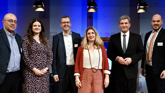 V.l.n.r. die Podiumsteilnehmer Bill Echikson, Ann Cathrin Riedel, Christoph Winterhalter, Dr. Julia Pohle (Moderatorin), Metin Hakverdi und Daniel Andrich