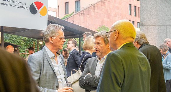 Politisches Sommerfest 60. Stallwächterparty: Aus Tradition in die Zukunft Staatssekretär für Medienpolitik Rudi Hoogvliet im Gespräch mit Robert Habeck, MdB