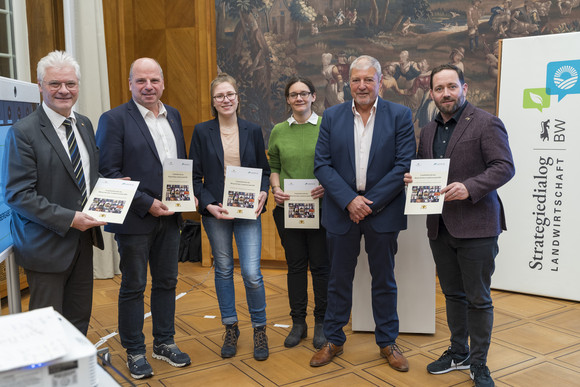 Mitglieder des Bürgerforums zum Strategiedialog Landwirtschaft und Staatssekretär Florian Hassler (rechts) mit dem Abschlussbericht