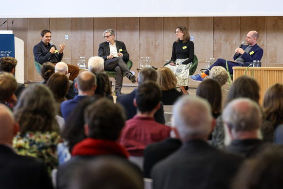 von links nach rechts: Podiumsdiskussion mit Philipp Krohn, Wirtschaftsredaktion Frankfurter Allgemeine Zeitung, Prof. Dr. Jan-Werner Müller, Princeton University (USA), Prof. Dr. Isabelle-Christine Panreck, Katholische Hochschule NRW, und Moderator Korbinian Frenzel