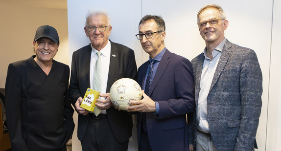 (v.l.n.r.) Peter Schilling, Ministerpräsident Winfried Kretschmann, Bundeslandwirtschaftsminister Cem Özdemir und der Bevollmächtigte des Landes Baden-Württemberg beim Bund, Rudi Hoogvliet