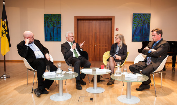 Podiumsdiskussion mit Ministerpräsident Winfried Kretschmann (2.v.l.), David McAllister MdEP (r.), Rolf-Dieter Krause (l., ehem. Studioleiter ARD-Haus Brüssel, EU-Korrespondent) und Moderatorin Ruth Berschens (2.v.r., EU-Korrespondentin Handelsblatt), in der baden-württembergischen Landesvertretung in Brüssel (Quelle: Vertretung des Landes Baden-Württemberg bei der Europäischen Union/FKPH).