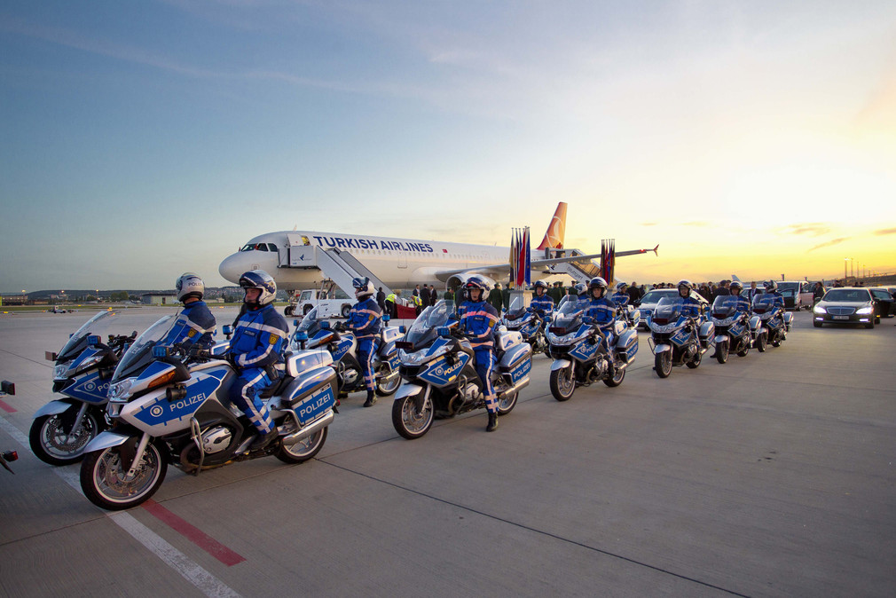 Motorradstaffel vor dem Flugzeug des türkischen Präsidenten am Stuttgarter Flughafen
