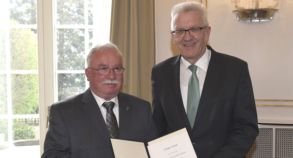 Ministerpräsident Winfried Kretschmann (r.) und Wolfgang Urban (l.) 