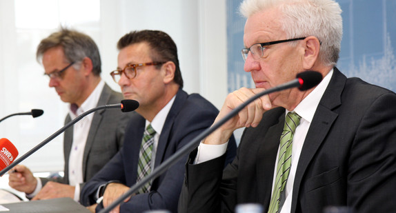 Regierungssprecher Rudi Hoogvliet (l.), Landwirtschaftsminister Peter Hauk (M.) und Ministerpräsident Winfried Kretschmann (r.)