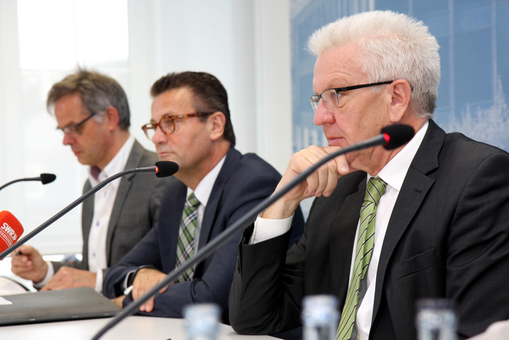 Regierungssprecher Rudi Hoogvliet (l.), Landwirtschaftsminister Peter Hauk (M.) und Ministerpräsident Winfried Kretschmann (r.)