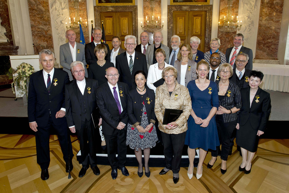 Gruppenbild mit Ministerpräsident Winfried Kretschmann (M.) und den Ordensprätendenten
