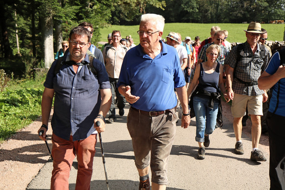 Wanderung von Schramberg nach Schiltach: Ministerpräsident Winfried Kretschmann (M.) im Gespräch