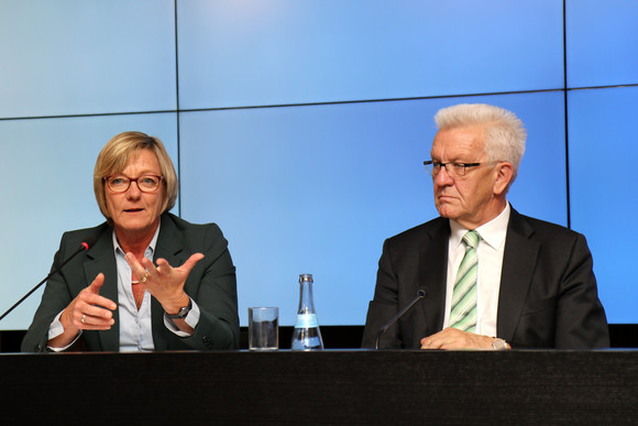 Ministerpräsident Winfried Kretschmann (r.) und Finanzministerin Edith Sitzmann (l.)