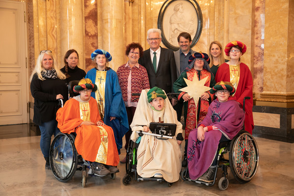 Ministerpräsident Winfried Kretschmann und seine Frau Gerlinde (M.) mit den Sternsingern des Sonderschulzentrums Rohräckerschule (Esslingen) (Bild: Staatsministerium Baden-Württemberg)