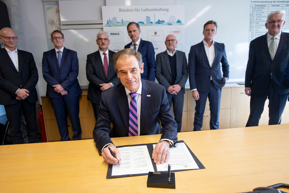 Dr. Volkmar Denner, Vorsitzender der Geschäftsführung der Robert Bosch GmbH, unterschreibt das Bündnis für Luftreinhaltung (Bild: Staatsministerium Baden-Württemberg)
