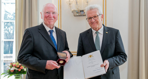 Ministerpräsident Winfried Kretschmann (r.) und Dr. Erwin Vetter (l.)