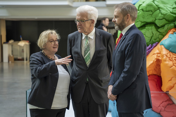 Ministerpräsident Winfried Kretschmann (M.), Wissenschaftsministerin Theresia Bauer (r.) und Staatssekretär Volker Ratzmann (l.) im Start-up-Campus Station F in Paris (Bild: Staatsministerium Baden-Württemberg)