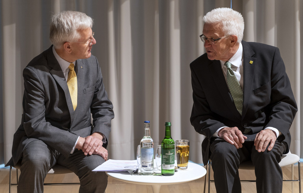Besuch bei der Firma Hoffmann-La Roche in Basel: Ministerpräsident Winfried Kretschmann (rechts) im Gespräch mit Verwaltungsratspräsident Dr. Christoph Franz (links).