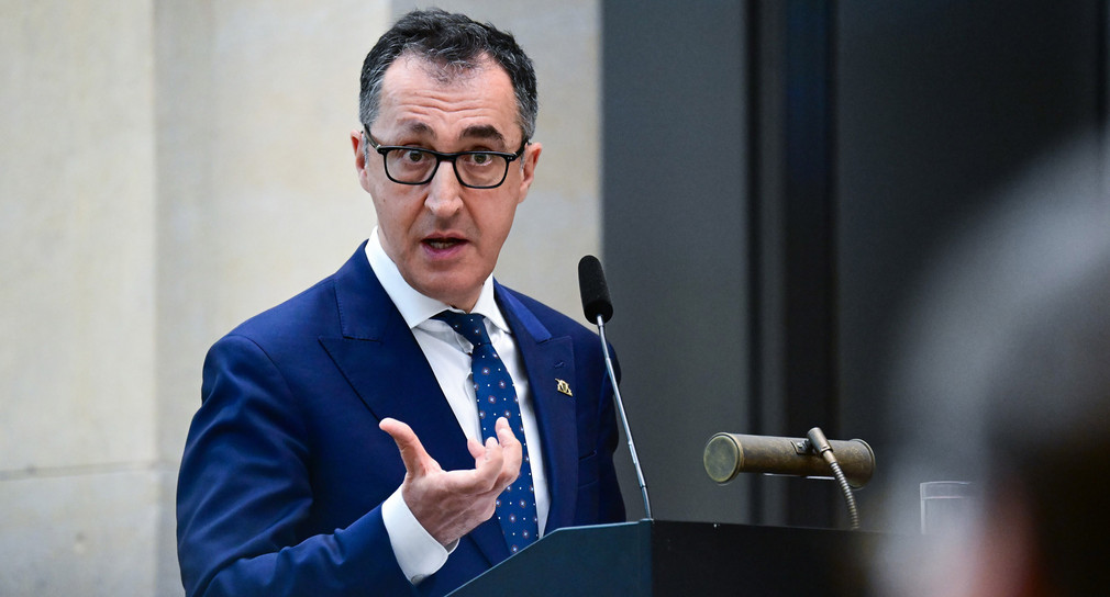 Ministerpräsident Cem Özdemir spricht während des BMDS-Akademiegesprächs „Staatsmodernisierung mit Wirkung“.