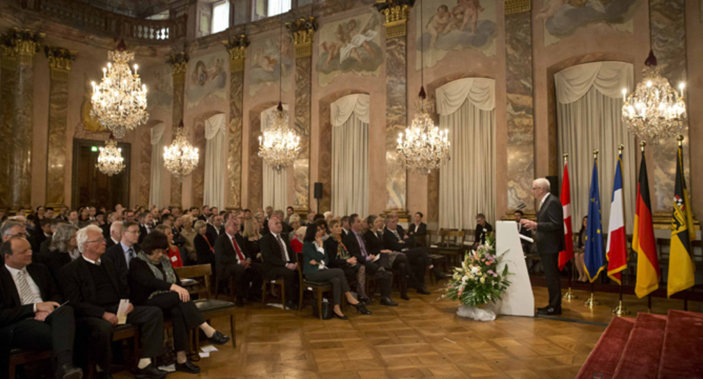 Blick in den Ordenssaal des Ludwigsburger Schlosses bei der Ansprache von Ministerpräsident Winfried Kretschmann (r.) 