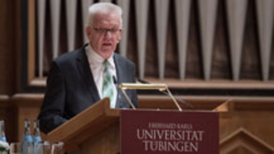 Ministerpräsident Winfried Kretschmann hält in der Eberhard Karls Universität Tübingen die 12. Weltethos-Rede (Bild: © dpa).