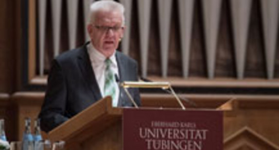 Ministerpräsident Winfried Kretschmann hält in der Eberhard Karls Universität Tübingen die 12. Weltethos-Rede (Bild: © dpa).