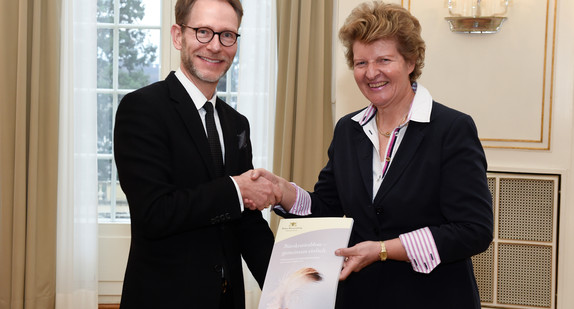 Staatssekretär Dr. Florian Stegmann (l.) und Dr. Gisela Meister-Scheufelen (r.) (Bild: © Staatsministerium Baden-Württemberg)
