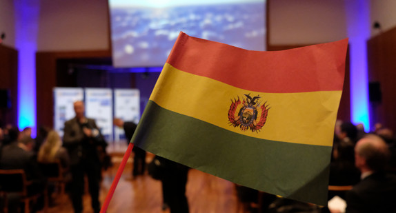 Unterzeichnung eines Vertrags für das erste bolivianisch-deutsche Joint Venture zur Aufbereitung und Weiterverarbeitung von Lithium in Bolivien. 