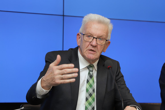 Ministerpräsident Winfried Kretschmann bei der Regierungspressekonferenz (Bild: Staatsministerium Baden-Württemberg)