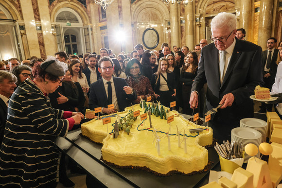 Ministerpräsident Winfried Kretschmann (rechts) und seine Ehefrau Gerlinde (links) beim Anschnitt einer großen Baden-Württemberg-Torte.