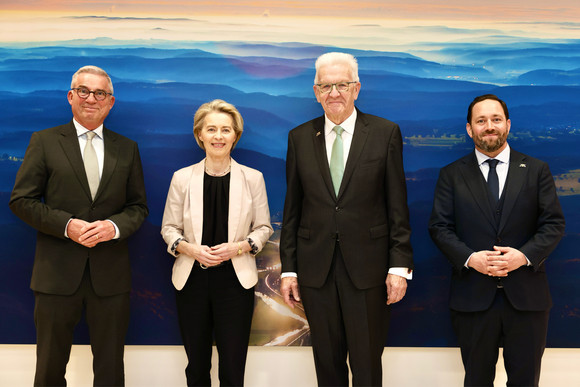 von links nach rechts: Innenminister Thomas Strobl, Ursula von der Leyen, Präsidentin der Europäischen Kommission, Ministerpräsident Winfried Kretschmann, und Europa-Staatssekretär Florian Hassler