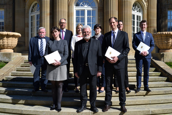 Staatsminister Klaus-Peter Murawski mit neuem LFK-Vorstand