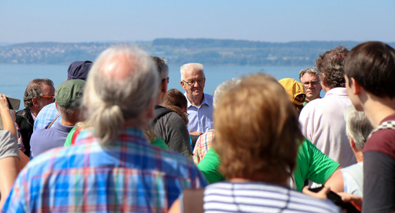 Ministerpräsident Winfried Kretschmann gibt auf dem Platz vor der Basilika Birnau am Bodensee eine Einführung in die Geschichte des Gotteshauses.