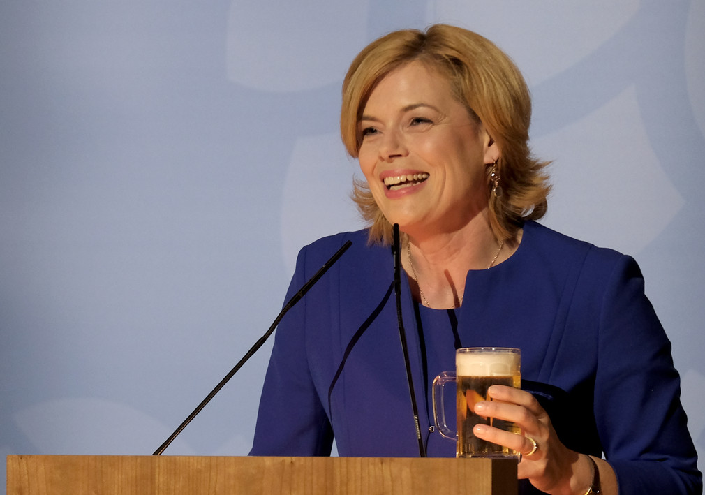 Die neue Bierbotschafterin, Bundesministerin Julia Klöckner bei ihrer Amtseinführung am Deutschen Brauertag in der Landesvertretung.